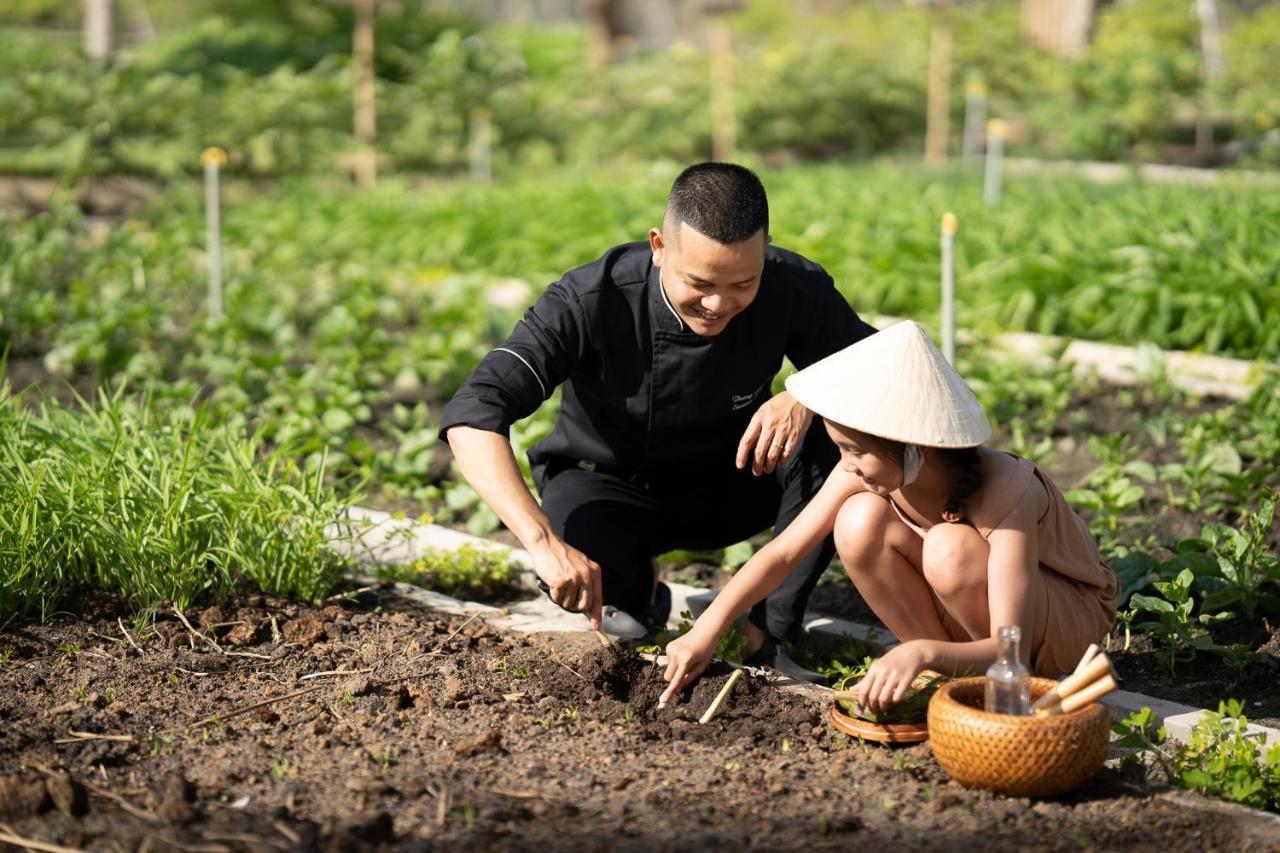 Melia Ho Tram Beach Resort Dış mekan fotoğraf A Vietnamese farmer