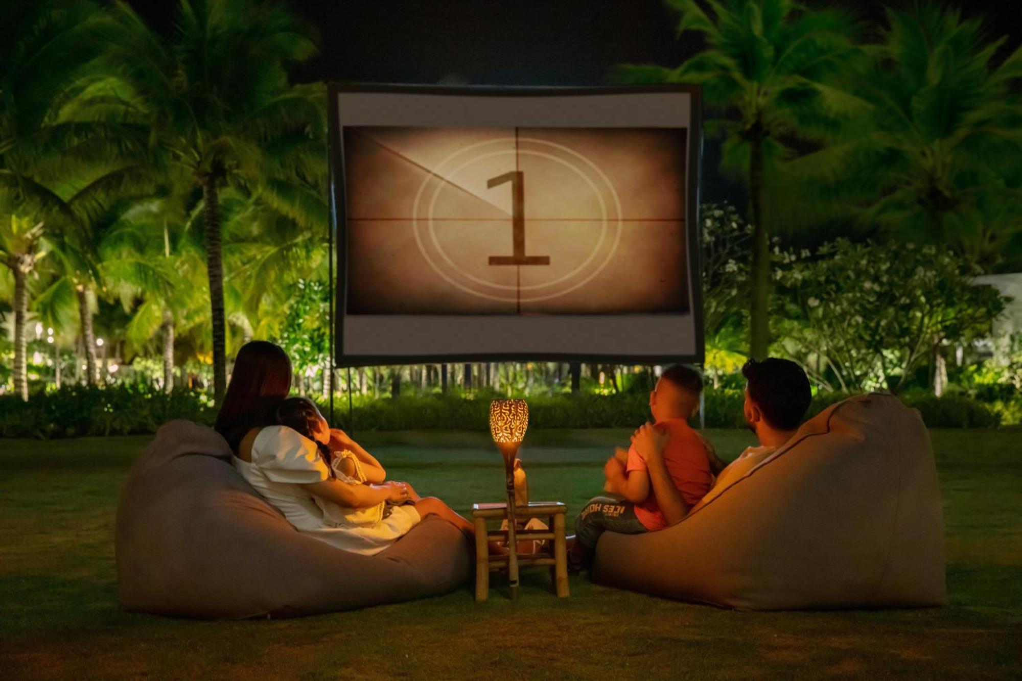 Melia Ho Tram Beach Resort Dış mekan fotoğraf Outdoor movie at The Village